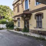 Ci avviciniamo alla recinzione e ci sporgiamo per vedere pi� da vicino la �villa della Peroni�, che appare complessivamente malmessa: i vetri sono rotti, le porte divelte, i cavi elettrici tagliati e per terra � presente un cumulo di calcinacci